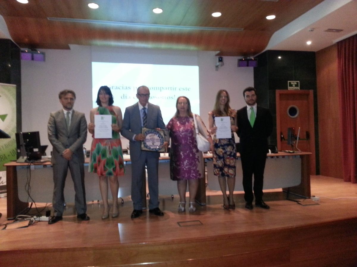 Premiado y finalistas Ambient&oacute;logo Andaluz A&ntilde;o 2015 junto con Consejero de Medio Ambiente y Ordenaci&oacute;n del Territorio, D. Jos&eacute; Fiscal, y Presidente de COAMBA, Manuel Barrera Viera